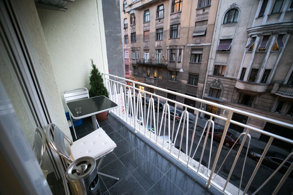 Budapest Downtown Apartments With Balcony & Optional Garage & Restaurant In The Building Pokoj fotografie