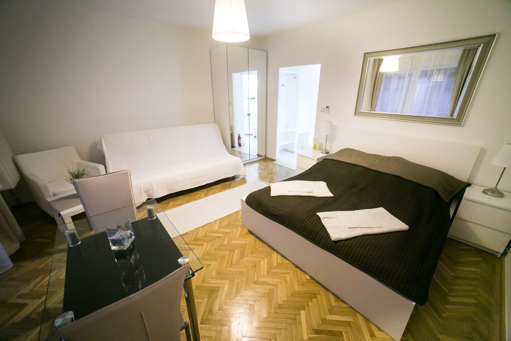 Budapest Downtown Apartments With Balcony & Optional Garage & Restaurant In The Building Pokoj fotografie