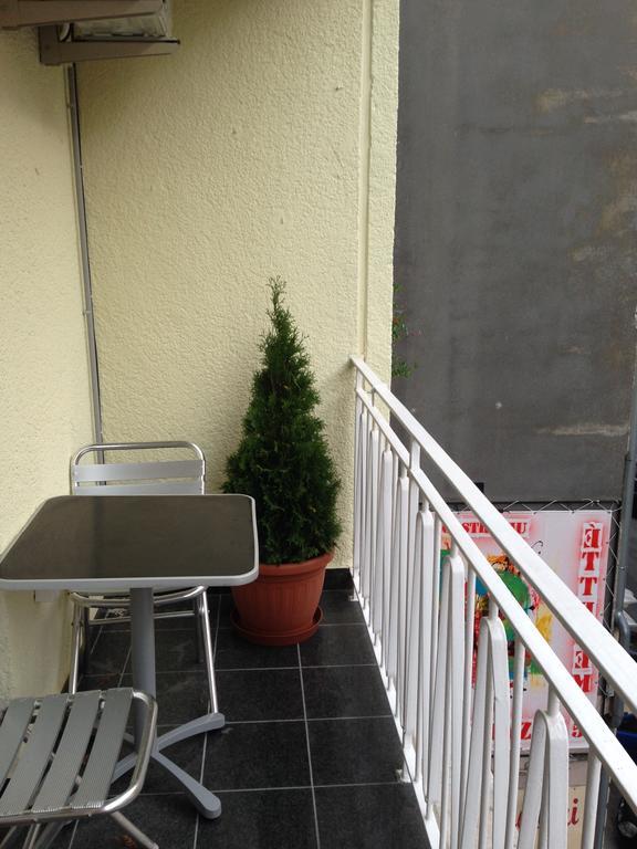 Budapest Downtown Apartments With Balcony & Optional Garage & Restaurant In The Building Pokoj fotografie
